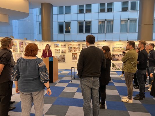 fotka z výstavy dokumentující ruské válečné zločiny na Ukrajině